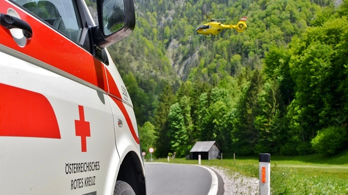 Rotes Kreuz und Hubschrauber im Einsatz (Archivfoto) 