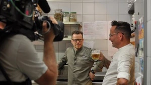 Kameras in der Küche der Weinbank: Gerhard Fuchs empfing Hans Neuner für den Dreh der VOX-Show „Kitchen Impossible“ in Ehrenhausen