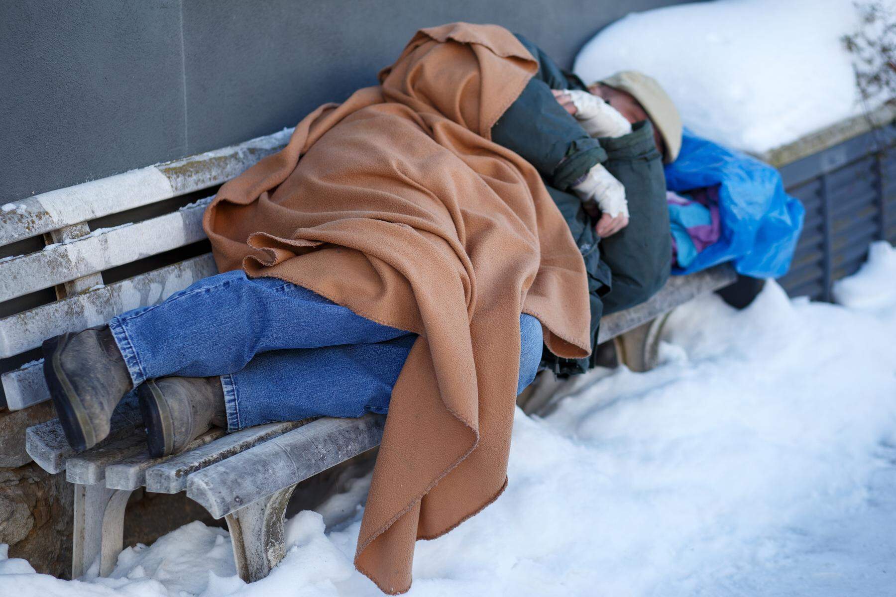 Kältetelefon | Hilfe für Obdachlose: Caritas appelliert achtsam zu bleiben