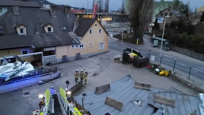Ein Blechdach wurde durch den Sturm in Graz aus der Verankerung gerissen