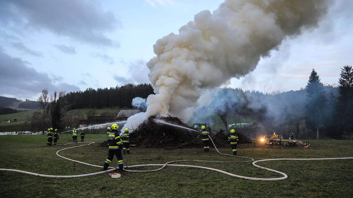 In Großlobming (Murtal) brannte das Osterfeuer schon um 5.15 Uhr