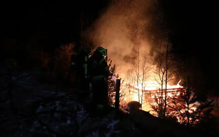 Die ganze Nacht kämpften die Wehren gegen das Feuer