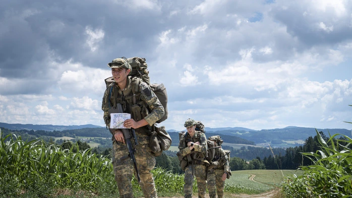 Soldaten marschieren durch ein Weizenfeld