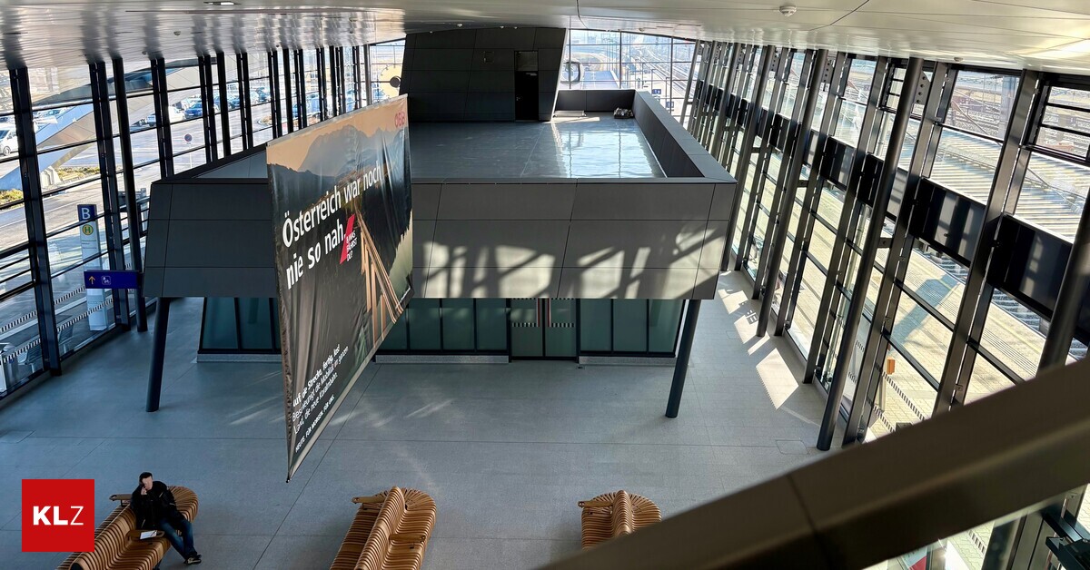 Bahnhof-Weststeiermark-voller-Parkplatz-leere-Gesch-ftsfl-chen