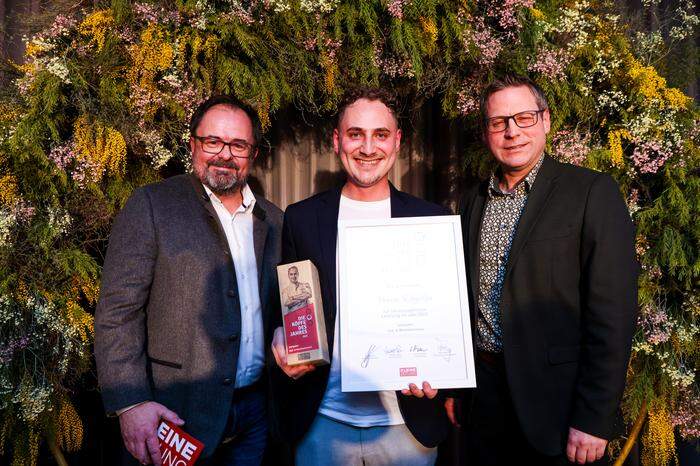 Redakteur Robert Preis mit Sieger Florian Wörgötter und Sponsorenverteter Thomas Apfelthaler, Finanzreferent der Erlebnisregion Graz (v.l.)