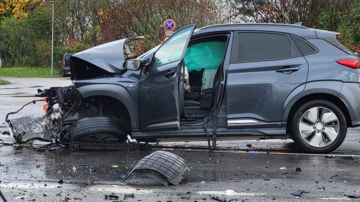 Der Pkw wurde schwer beschädigt