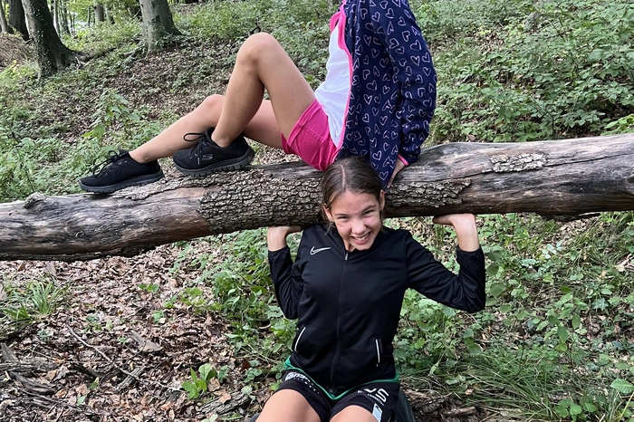 Laura und Flora hatten beim Wandern sichtlich Spaß.