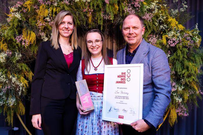Redakteurin Barbara Kahr mit Siegerin Lisa Hörting und Sponsorenvertreter Bernhard Rinner, Geschäftsführung Bühnen Graz (v.l.)