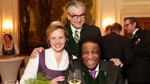 Moderator Dorian Steidl mit Luzandra und Sänger Roberto Blanco