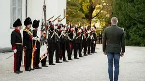 Das Grazer Bürgerkorps begrüßte den neuen Landeshauptmann Mario Kunasek (FPÖ) und ließ es im Burggarten krachen