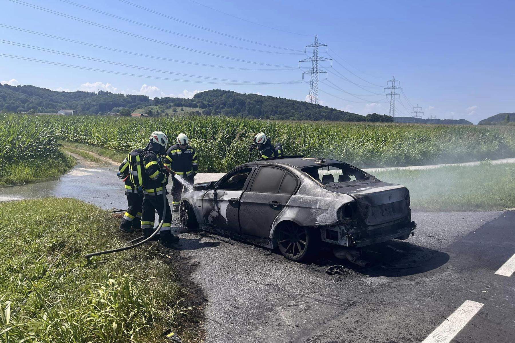 21-jähriger Lenker rettete sich: Auto brannte am Straßenrand komplett aus