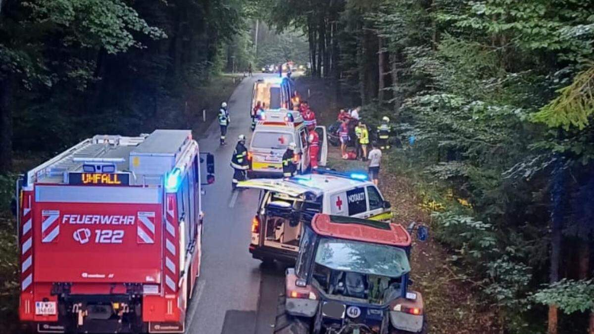 Einsatz von Feuerwehr und Rotes Kreuz auf der Gschwendter Straße bei Kumberg