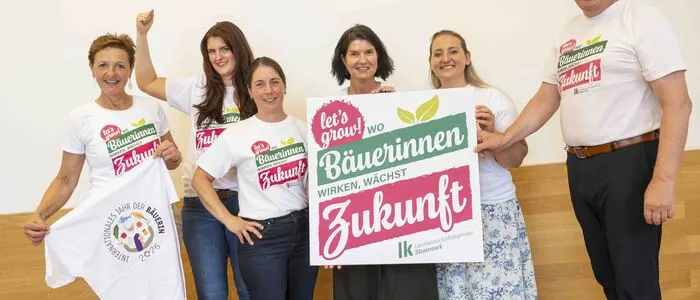 38 Prozent der steirischen Bäuerinnen sind Betriebsführerinnen, betonen Präsident Andreas Steinegger (rechts), Vizepräsidentin Maria Pein (links) und Landesbäuerin Ursula Reiter (4.v.l.)