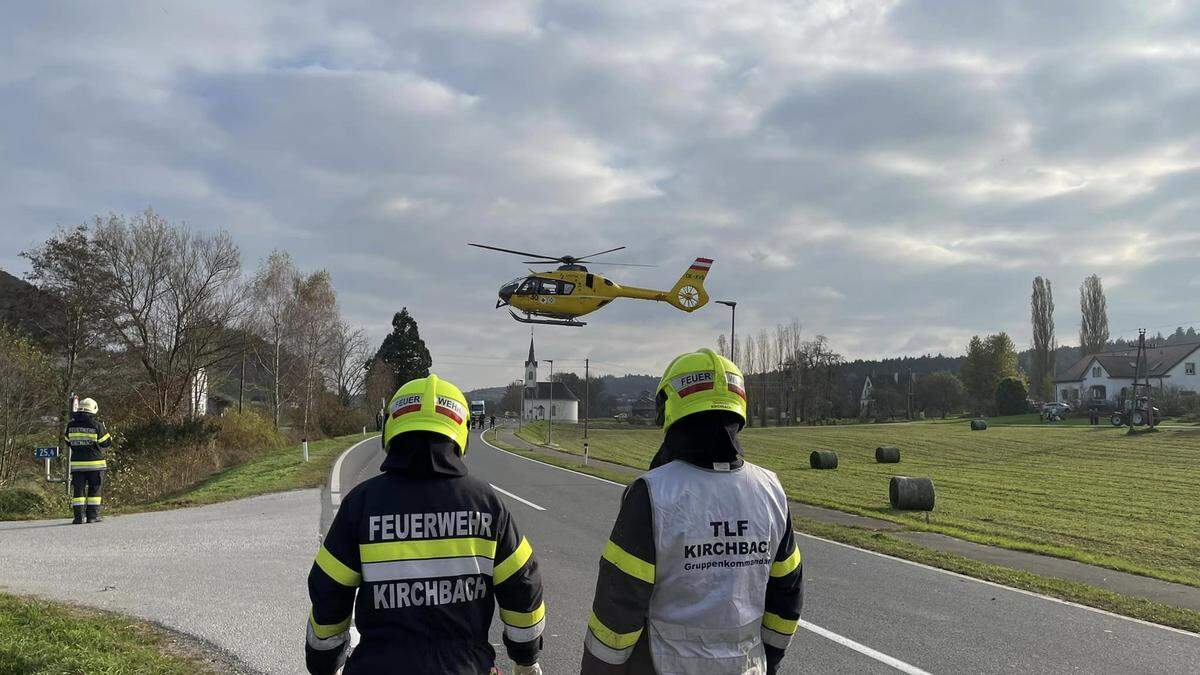 Der Rettungshubschrauber Christophorus 12 flog die Frau ins Krankenhaus