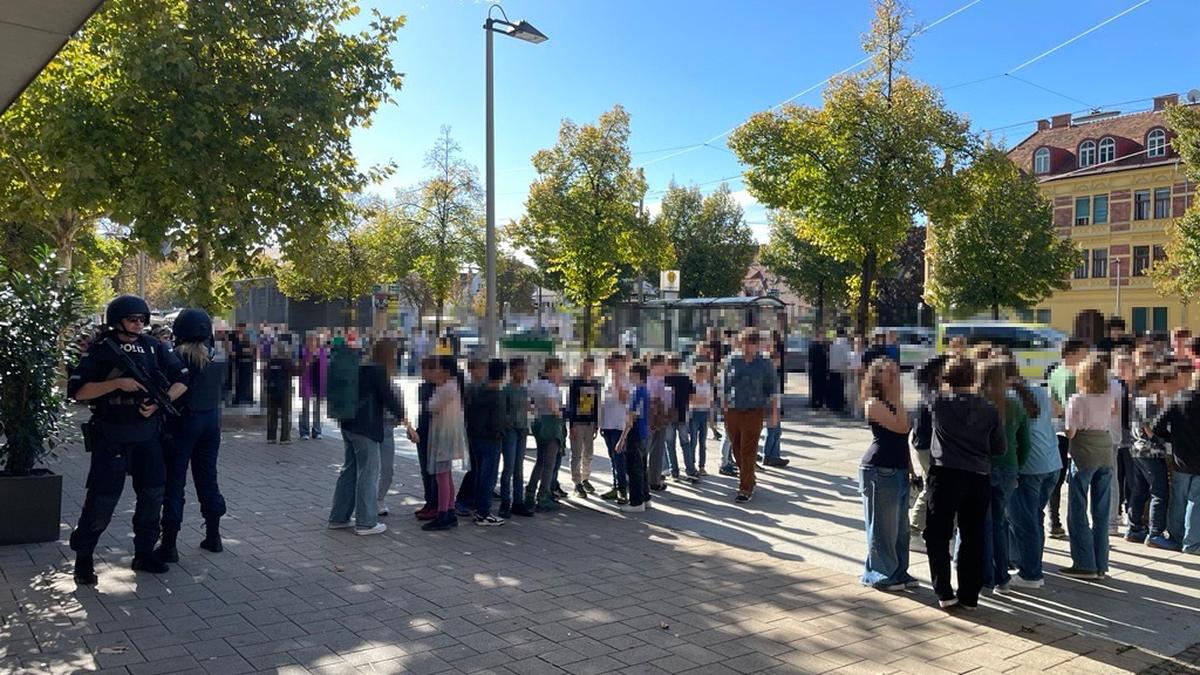 Bombendrohung gegen Grazer Schulen: Die Schüler versammelten sich auf dem Lendplatz