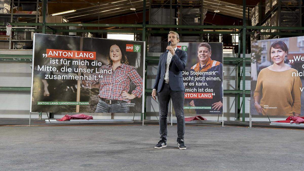 Wahlkampfleiter Florian Seifter ließ die fünf Plakate enthüllen