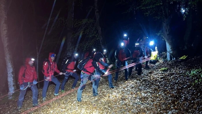 Die Einsatzkräfte machten sich vom Boden und von der Luft aus auf die Suche