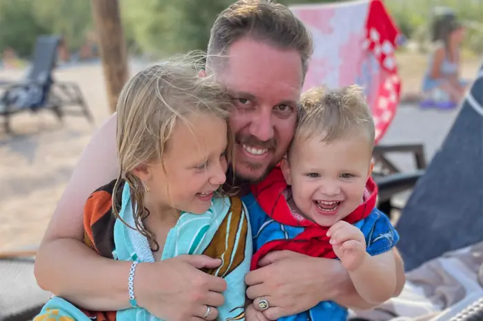 Sand, Sonne, Meer: Das genossen Klubobmann Marco Triller (FPÖ) und seine Kinder beim Familienurlaub im kroatischen Šibenik 