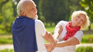 Mann und Frau tanzen glücklich gemeinsam im Sommer im Garten | Früher waren Frauen ähnlich konservativ wie Männer, heute drifteten ihre Ansichten eher auseinander. 