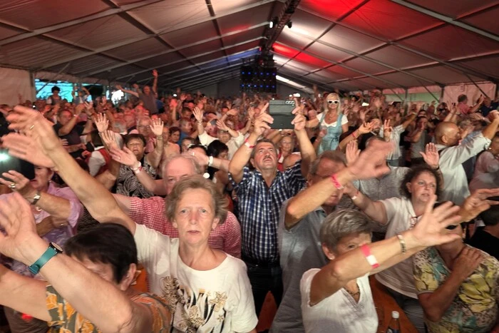 Am Nachmittag hielt es die beinahe 1800 Pensionisten bei den Klängen der Südtiroler Volksmusikgruppe nicht lange auf den Bänken
