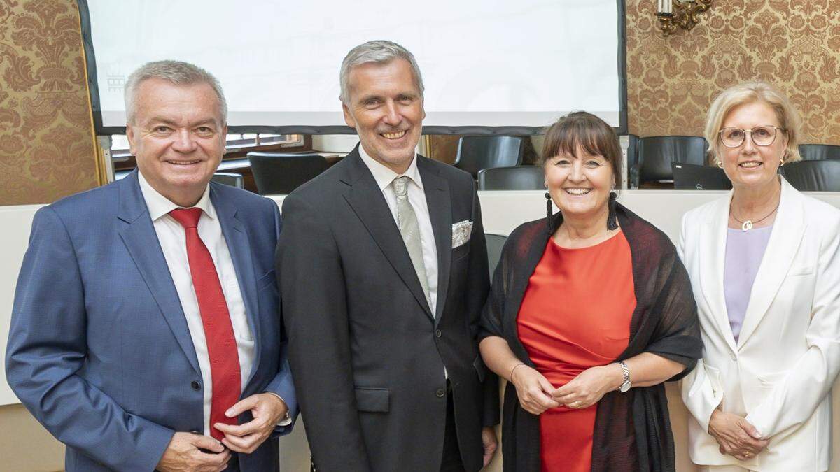 Landesrechnungshof-Chef Heinz Drobesch mit Manuela Khom (ÖVP) und RH-Präsidentin Margit Kraker sowie mit Anton Lang (SPÖ; bei Festakt im Landtag)