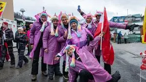 Auch Verkleidungen halten warm, wenn es nach diesen Fans geht