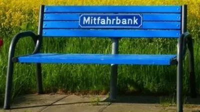 Wer auf der Sitzbank Platz nimmt, signalisiert, eine Mitfahrgelegenheit zu suchen (Symbolfoto)