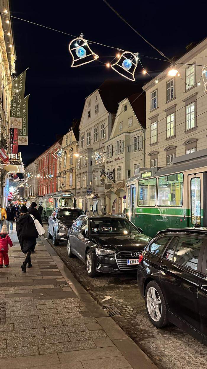 Auch in der Sackstraße standen die Straßenbahnen in der Warteschlange