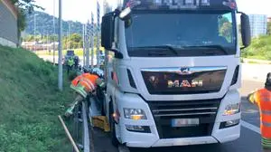 Eine auf der Straße liegende Eisenstange im Tunnel dürfte den Dieseltank aufgerissen haben.  