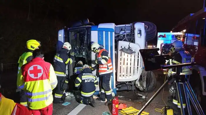 Die Feuerwehr barg den schwer verletzten Lenker