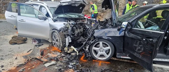 Zwei Autos wurden durch die Wucht der Kollision demoliert. Für einen Lenker (70) kam jede Hilfe zu spät