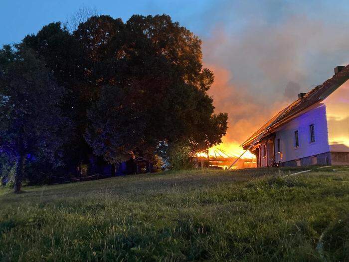 Auch im angrenzenden Wohnhaus wurde Feuer gelegt