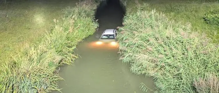 Das Auto versank fast zur Gänze im Bach