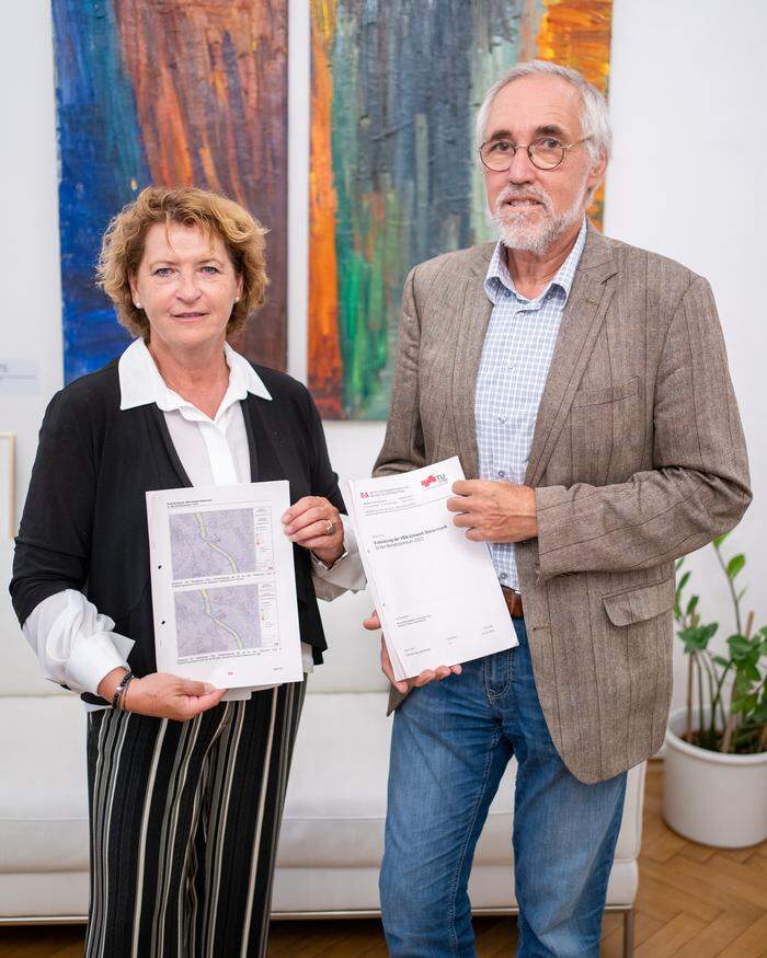 Landesrätin Ursula Lackner und Referatsleiter Thomas Pongratz mit der Studie