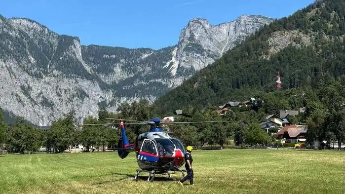 Auch ein Hubschrauber des BMI ist bei der Brandbekämpfung im Einsatz