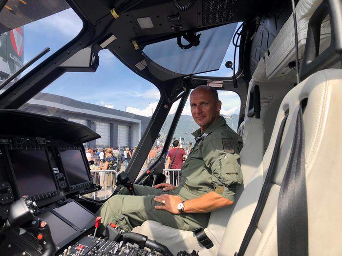 Udo Koller im Cockpit des neuen Hubschraubers