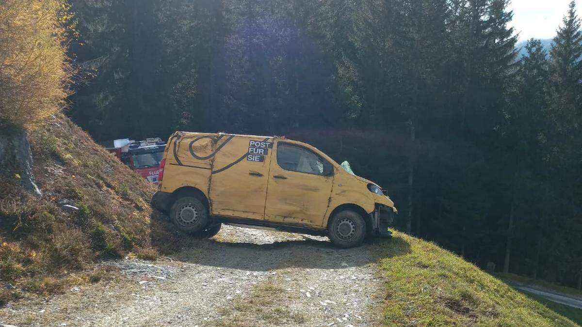 Das Auto kam nach dem Absturz auf einem schmalen Weg zu stehen