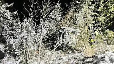 Der Pkw stürzte über die steile Böschung ab