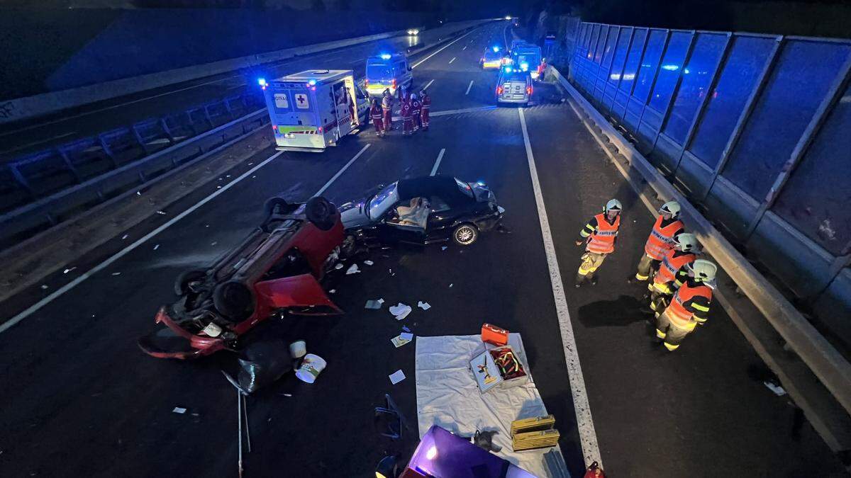 Bei dem Unfall überschlugen sich beide Fahrzeuge