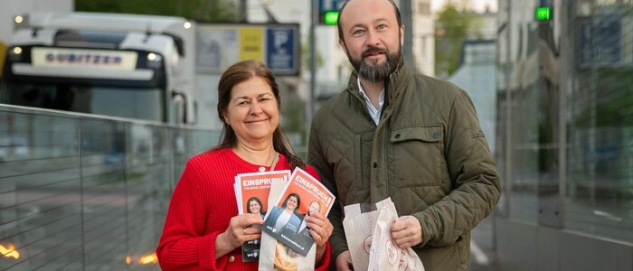 Spitzenkandidatin Doris Kampus und der steirische SPÖ-Chef Max Lercher bei der Verteilaktion vor dem LKH Graz