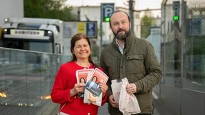 Spitzenkandidatin Doris Kampus und der steirische SPÖ-Chef Max Lercher bei der Verteilaktion vor dem LKH Graz