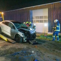 Das Auto wurde bei dem Unfall schwer demoliert