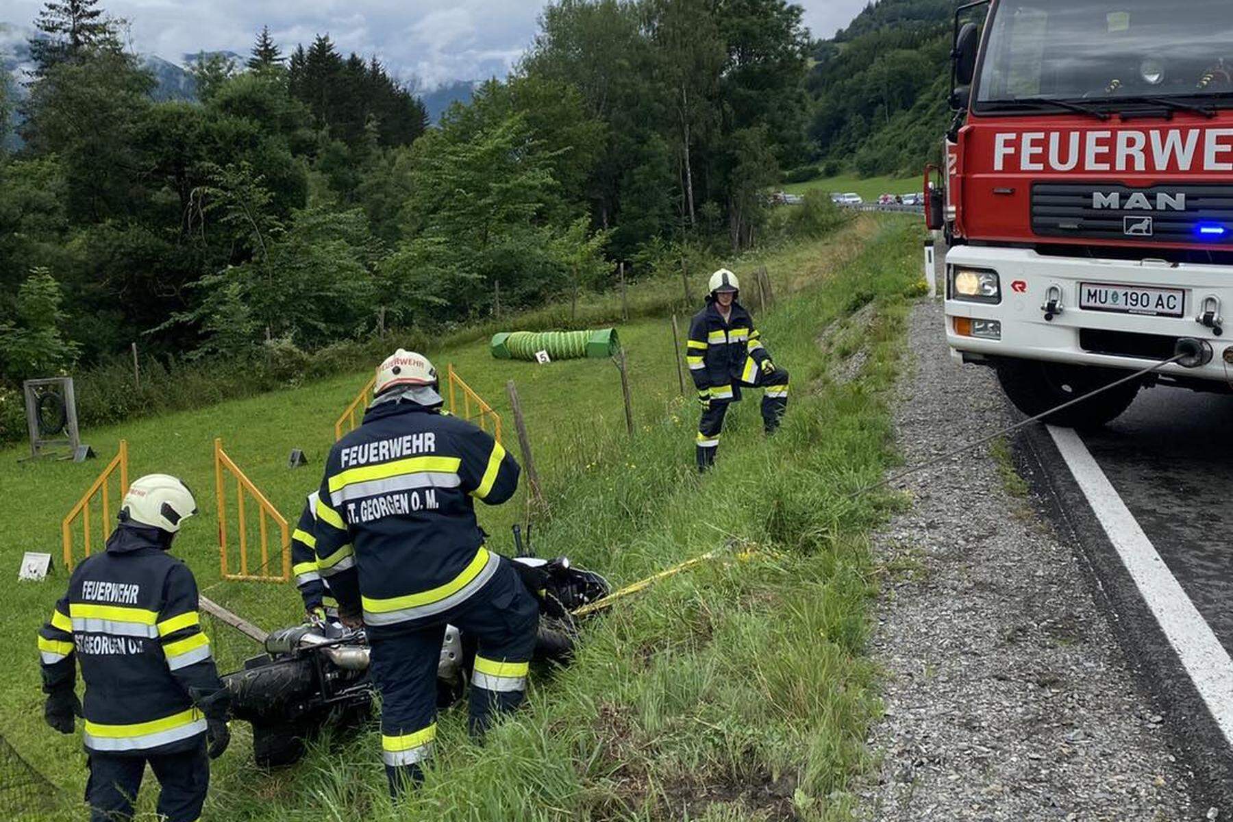 Ein Toter, mehrere Verletzte: Serie von schweren Motorradunfällen in der Steiermark