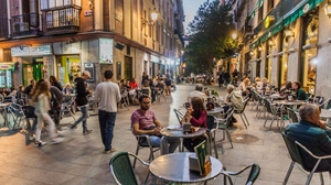 Straßencafés im Zentrum von Madrid. Stundenlanges Sitzen an einem lauen Sommerabend? Vielleicht bald nicht mehr 