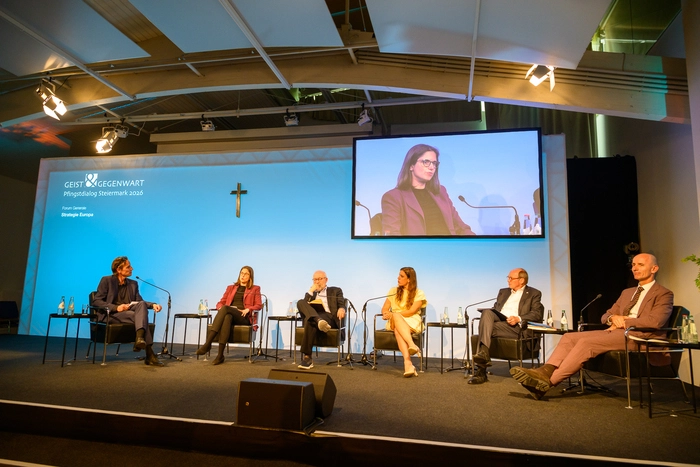 Walter Hämmerle (Kleine Zeitung) mit Demokratieforscherin Katrin Praprotnik, Politikwissenschafter Herfried Münkler, Ökonomin Monika Köppl-Turyna, Othmar Karas (Forum Alpbach) und Wissenschaftslandesrat Willibald Ehrenhöfer