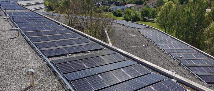 Auf dem Dach des LKH in Bruck an der Mur wird derzeit die bislang größte Photovoltaikanlage der Kages gebaut