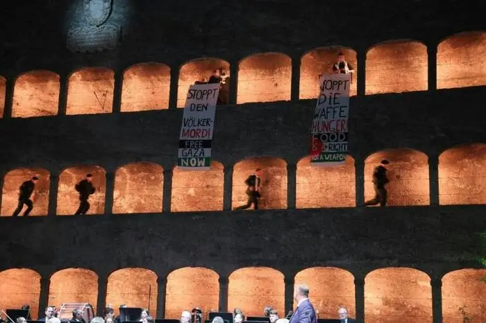 Die Aktivisten rollten Transparente aus – mit Botschaften wie „Free Gaza Now“ und „Stoppt den Völkermord“ .