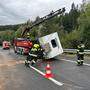 Der Wohnwagen musste von der Fahrbahn gehoben werden