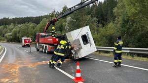 Der Wohnwagen musste von der Fahrbahn gehoben werden