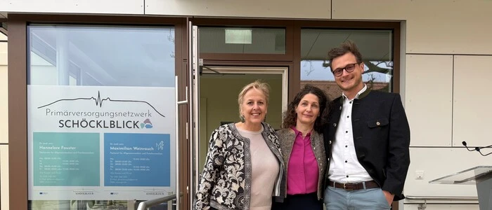 Die Ärzte Hannelore Fauster, Barbara Schmidmayr und Maximilian Weinrauch vor den neuen Ordinationsräumlichkeiten des Primärversorgungsnetzwerks Schöcklblick in Kumberg